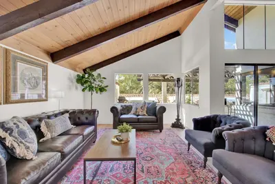 Image de Spectacular hideaway in heart of historic Vacaville.