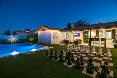 Image de Zen home with heated swimming pool+ Billiards table+ arcade games
