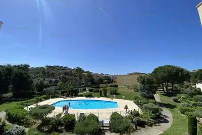 Image de Location 3 chambres avec piscine, tennis et garage - Clim, Terrasse et Proche Plage