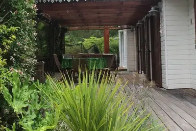 Image de maison avec jardin piscine près de l'océan