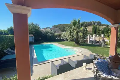 Image de Chambre climatisée dans spacieuse villa avec piscine