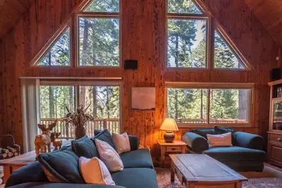 Image de Lux's Lair - Classic Chalet in Big Trees Village