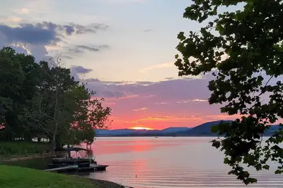 Image de Authentic Lakefront Log Cabin-Sleeps 10. Private Dock. Firepit.