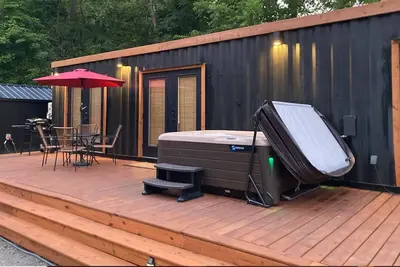 Image de New Modern Shipping Container Home | Private Hot Tub | Hocking Hills