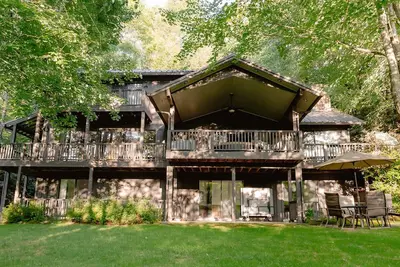 Image de Lakefront Retreat in Quite Cove on Luxurious Lake Toxaway
