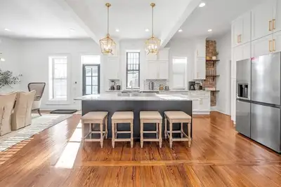 Image de Downtown | Hot Tub | Putting Green | Patio | Game Room | Firepit