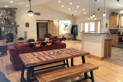 Image de Close to lifts; 4bedroom 2bath ; level drive with garage