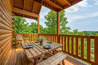 Image de ★The Hideaway★ | Theater, View, Hot Tub, Bbq
