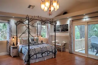 Image de \"The Modern Tree House\" ~ Historic District ~ 2, 100 Sq. Ft. Open-Plan ~ 3 Br/2ba