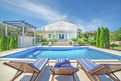 Image de Villa Epulon - Cinq Chambres Villa, Couchages 9