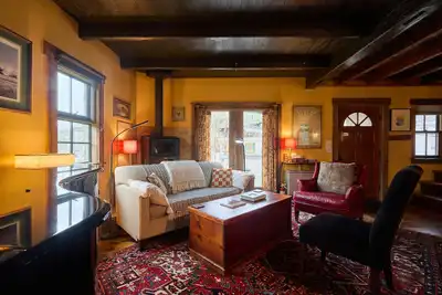 Image de Pristine Custom Cottage, Grand Piano, Massage Studio on Site