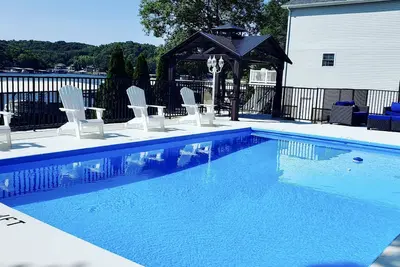 Image de 7br Lakefront Home with Private Heated Saltwater Pool and 2 Dock Slips