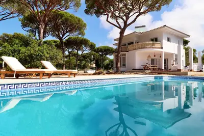 Image de Beautiful, detached villa with large pool, just a 5-minute walk from the beach
