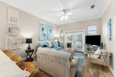 Image de 2 Blocks 2 Beach, Walk to Seaside, Pool, Beach Gear, New Kitchen