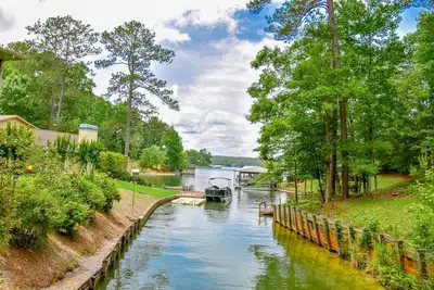 Image de Spacious Cabin on Lake Martin!