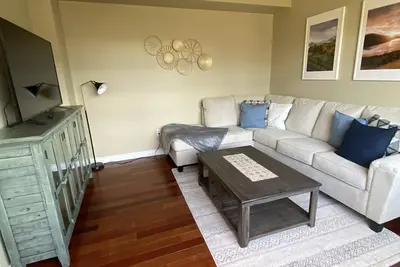 Image de Ideal Location! 1 Block from Okanagan Lake!