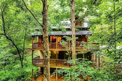 Image de Secluded 3-Bedroom Cabin with hot tub and game room