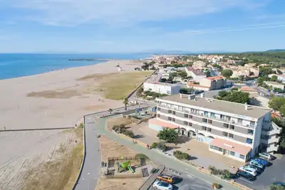 Image de Appartement Ensoleillé Avec Balcon et Vue