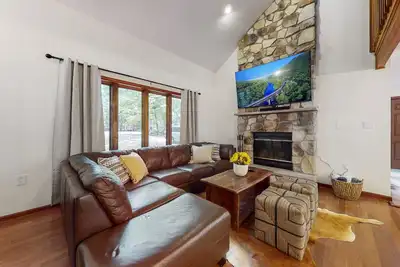 Image de Cozy Home with Theater Room and Hot Tub