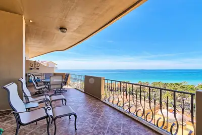 Image de Gorgeous Beach front condo with Breathtaking view