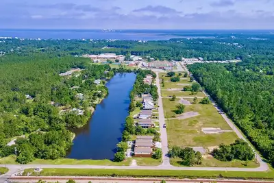 Image de Waterfront Lake & Beach House w/ Bbq, deck, & more