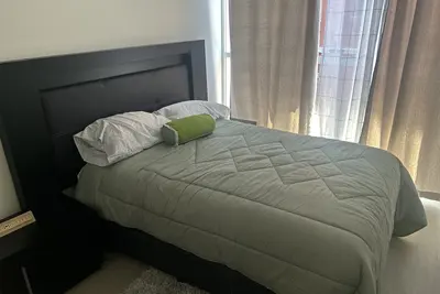 Image de Cozy 2-bedroom condo, located in the center of the city.