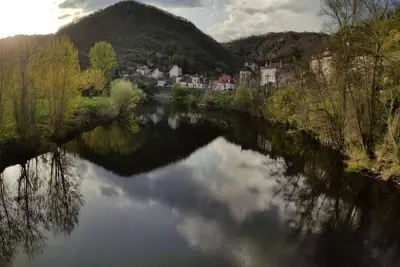 Image de maison dans village quercynois de la vallée du lot