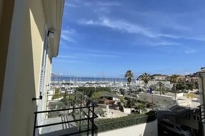 Image de 2 pièces 2min de la plage clim wifi parking