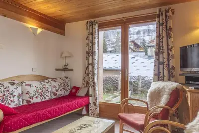 Image de 250m du centre station, sauna, terrasse, parking, télévision, casier à ski, 65m²