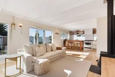 Image de The Endless Summer Home - Where Waves and Town Unite