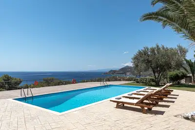 Image de Eight Bedroom, Six Bathtoom Villa with Private Pool.
