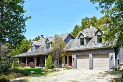 Image de Stunning Buckingham Chalet - Minutes to Blue Mountain with Pool