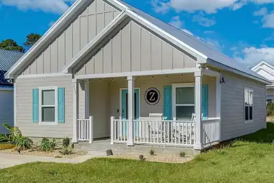 The Seabreeze Retreat with community pool
