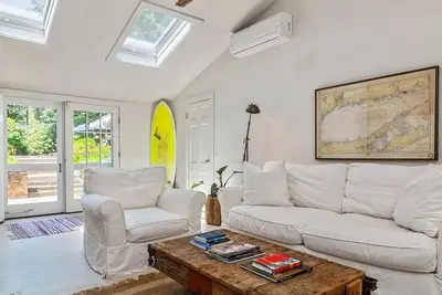 Image de Classic Hamptons home in Springs. Pool, lovely back yard and steps to the beach