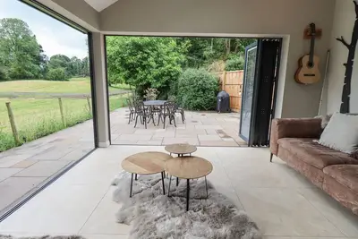 Image de 2 mins Lake Windermere! Gorgeous quiet property, slps 8 (4 bedrooms, 3 bathrms)