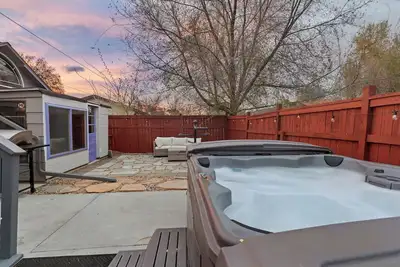 Image de King bed! Hot Tub! Near Park! Family Friendly!
