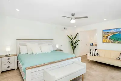 Image de Stylish Newport Beach Living - 1 block to Beach