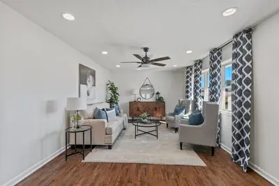 Image de New-Bright-Stylish-City Center 4 Bedroom 3 Bath Home with Office