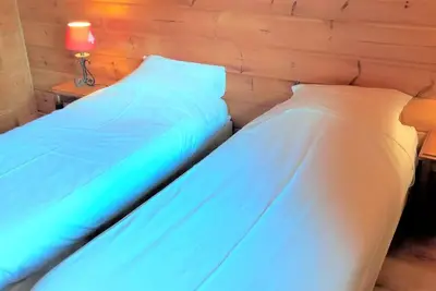Image de Chalet, 350m du centre station, piscine, terrasse, cheminée ou poêle à bois, télévision, 56m²