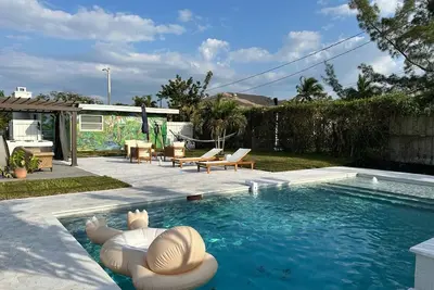 Image de Pool, Hot tub, 5 min to beach! The Monkey Cottage!