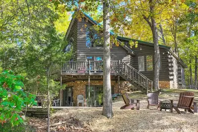 Image de Cabin Retreat with private lake and hot tub!