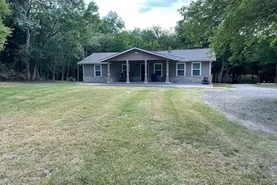 Image de Private home with firepit and picnic area
