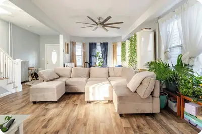 Image de Large Home Perfectly Located! ! Walking distance to the beach and downtown.