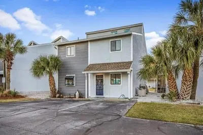 Image de 3 Free parking spots at the front door, 2 King, 5 min walk to the beach 🏖