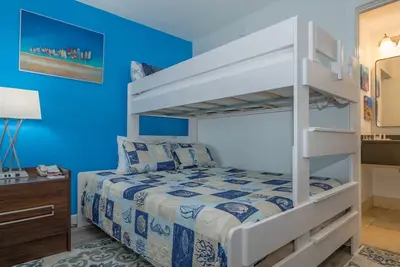Image de All-New, Bunk Bed, Huge Pool, 70\" Tv, Tiki Bar & Grill!