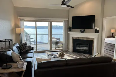 Image de Pristine-Top Floor & Amazing Main Channel Views! Prime Location.