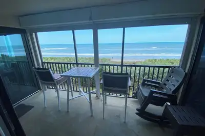 Image de Oceanfront - Directly On the Ocean Luxury 3br Condo Sleeps 6 to 8 - with a pool