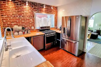 Image de Cozy Updated Victorian Bungalow close to everything, no fees!