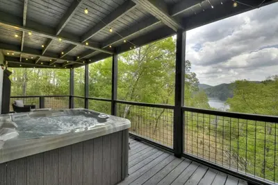 Image de Lakeview Rendezvous | Book 2 Nights Get 3rd Free!