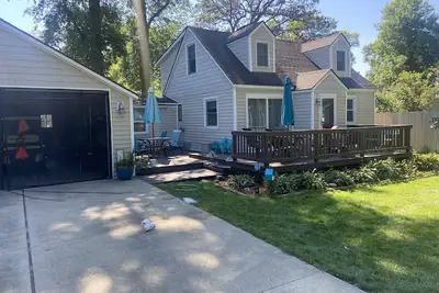 Image de Driveway for Boat Trailers. Walking Distance to Downtown, Beach, The Surf!